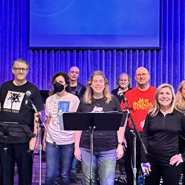 Mindy singing 2022 cropped