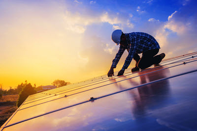 worker installing solar panels hubspot